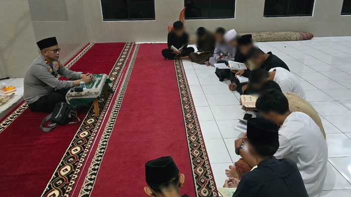 Polsek Ciampea Bogor menghukum belasan pelajar yang akan tawuran dengan mengaji tiap Senin dan Kamis, Jumat (28/8/2026).