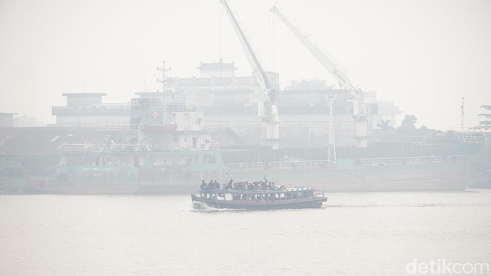 Potret Kota Pontianak, Kalimantan Barat diselimuti kabut asap. (Ocsya Ade CP)