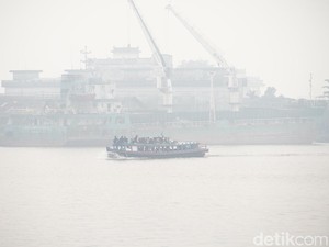 Kabut Asap Buat Penjualan Masker di Pontianak Tembus 500 Box Sehari