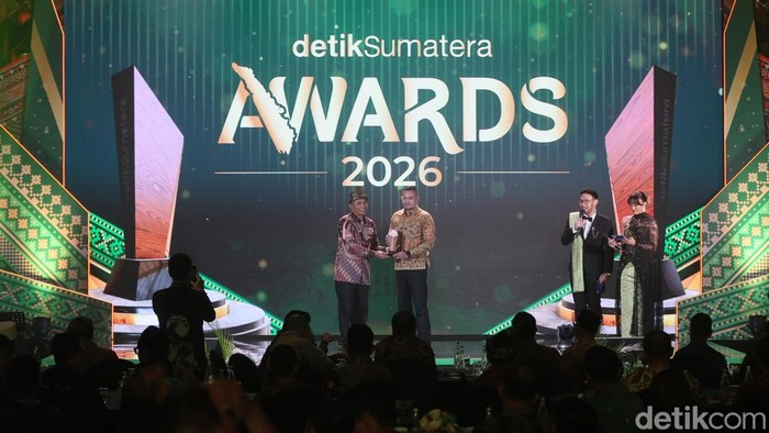 Acara puncak detikSumatera Award 2026 digelar di Grand Ballroom Trans Hotel Jakarta, Jumat (28/8/2026). Berikut para penerima Anugerah Program Bisnis Terpuji dan Ekonomi Terpuji.