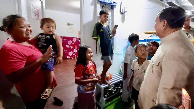 Presiden Prabowo Subianto mengunjungi hunian baru warga relokasi di Senen. (dok.Instagram Prabowo)