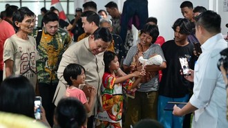 Disambut Hangat, Prabowo Cek Hunian Baru Warga Bantaran Rel Senen