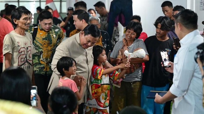 Presiden Prabowo Subianto mengunjungi hunian baru warga relokasi di Senen. (dok.Instagram Prabowo)