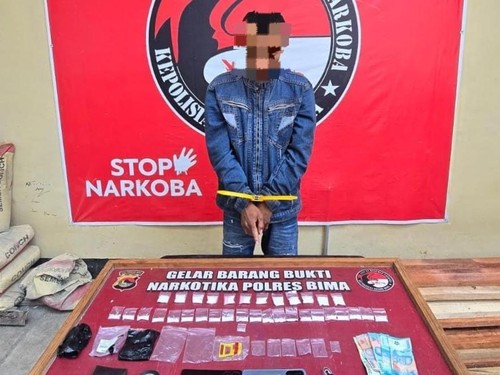 Pria berinisial SA ditangkap polisi saat hendak mengedarkan sabu-sabu di jalan lintas Sumbawa-Bima tepatnya di Kecamatan Bolo, Kabupaten Bima,NTB, Kamis (27/8/2026) (Dok. Satresnarkoba Polres Bima)