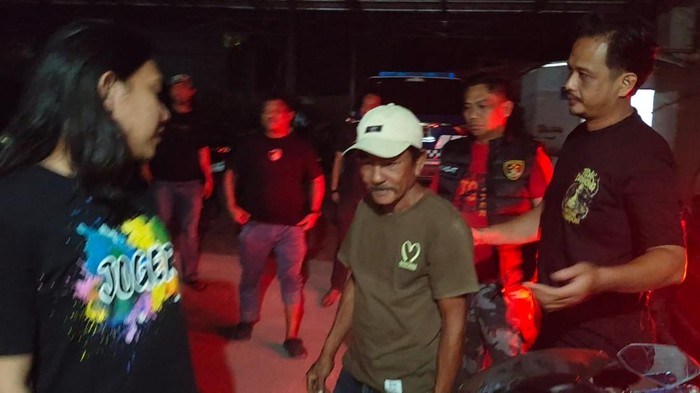 Pria bernama Johari (55) di Kabupaten Pangkep, Sulawesi Selatan (Sulsel) membacok dua saudaranya, diduga gegara persoalan tanah warisan.