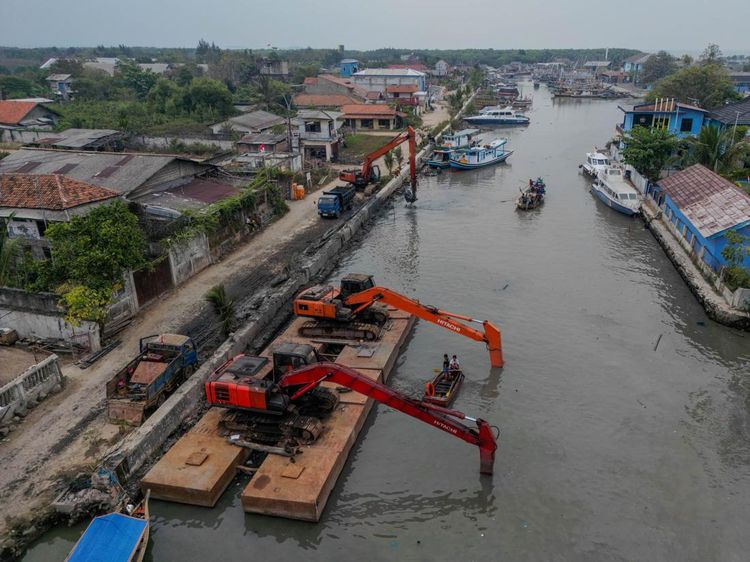 Dermaga Karangantu Berbenah, Endapan Lumpur Mulai Dikeruk