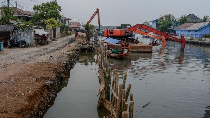 Pekerja mengoperasikan alat berat untuk mengeruk endapan lumpur di Dermaga Perikanan Karangantu, Kota Serang, Banten, Jumat (28/8/2026). Pemerintah Provinsi Banten melakukan proyek normalisasi aliran muara Dermaga Perikanan Karangantu yang ditargetkan rampung pada Desember 2026 sebagai upaya memperlancar akses pelayaran dan sandar kapal nelayan tradisional. ANTARA FOTO/Muhammad Bagus Khoirunas/wsj.