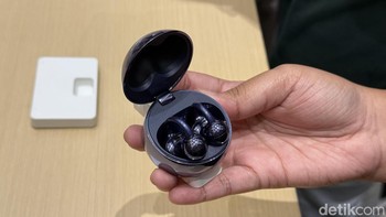 Masing-masing buds Huawei FreeClip 2 S memiliki bobot hanya 5,1 gram, tapi TWS ini dapat dipakai mendengarkan lagu hingga 9 jam. Foto: Virgina Maulita Putri/detikINET
