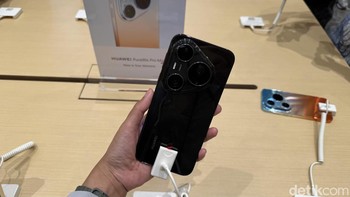 Huawei Pura 90s Pro Max juga tersedia dalam pilihan warna Graphite Black dan Blush Gold. Ponsel ini mengunggulkan kamera telephoto 200 MP dengan OIS dan sensor besar, kamera depan 50 MP dengan OIS, dan kamera ultrawide 40 MP. Foto: Virgina Maulita Putri/detikINET