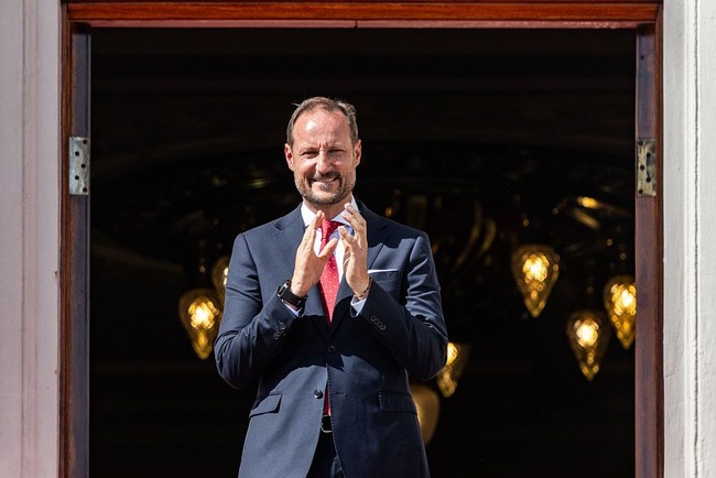 OSLO, NORWAY - AUGUST 26: Crown Prince Haakon of Norway watches the Military Tattoo from the balcony of The Royal Palace on August 26, 2026 in Oslo, Norway. Crown Prince Haakon Of Norway is undertaking additional royal duties whilst his father, Harald V of Norway, remains on sick leave following some recent health problems (Photo by Per Ole Hagen/Getty Images)