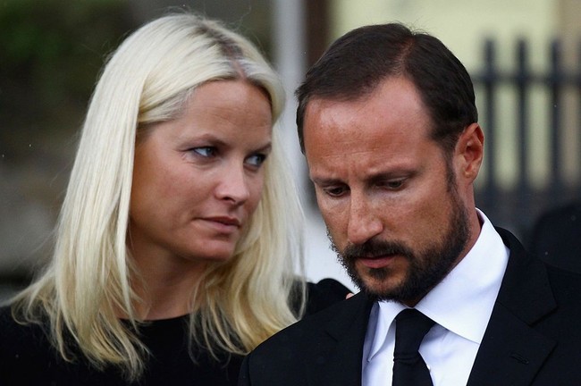 OSLO, NORWAY - JULY 24:  Crown Prince Haakon and Crown Princess Mette-Marit attend a memorial service at Smmerapen Norderhov kirke, following fridays twin extremist attacks, on July 24, 2011 in Oslo, Norway. A man named as Anders Behring Breivik has been arrested and is being held as the primary suspect following a bomb blast at a government building in Oslo yesterday and a shooting masscare on nearby Utoya island that killed 92 people in all.  (Photo by Jeff J Mitchell/Getty Images)