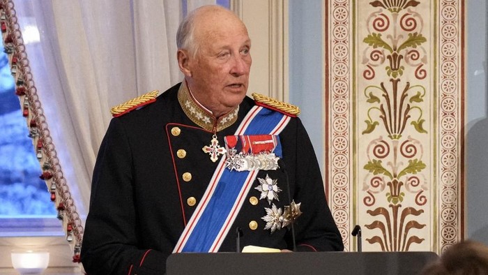 Raja Norwegia Harald V dalam foto pada April 2025 (dok. AFP/FREDRIK VARFJELL) 