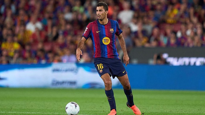 BARCELONA, SPAIN - AUGUST 27: Rodrigo Hernandez of FC Barcelona with the ball during the LaLiga EA Sports 2026/27 match between FC Barcelona and Athletic Club at Spotify Camp Nou on August 27, 2026 in Barcelona, Spain. (Photo by Pedro Salado/Getty Images)