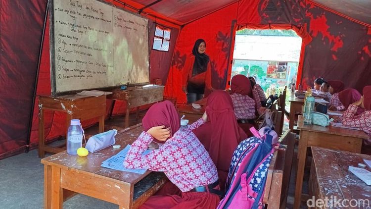 Ruang Kelas Ambruk, Puluhan Siswa SD di Tulungagung Belajar Bergantian di Tenda