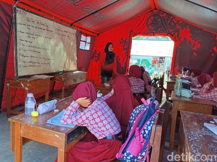 Ruang Kelas Ambruk, Puluhan Siswa SD di Tulungagung Belajar Bergantian di Tenda