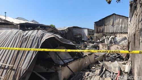 Rumah kos dan bengkel las ludes terbakar di Jalan Tukad Pancoran IV, Panjer, Denpasar Selatan, Kota Denpasar, Bali, Jumat (28/8/2026). (Foto: Putu Yonata/detikBali)