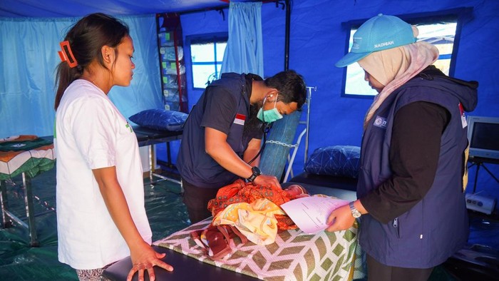 Petugas medis dari Emergency Medical Team (EMT) Muhammadiyah memeriksa pasien di Rumah Sakit Lapangan di Dampek, Lamba Leda Utara, Manggarai Timur, Nusa Tenggara Timur (NTT), Jumat (28/8/2026). Rumah Sakit Lapangan Muhammadiyah type 1 fixed berstandar WHO akan beroperasi melayani masyarakat terdampak gempa NTT hingga 22 September 2026. ANTARA FOTO/Hendra Nurdiyansyah/bar
