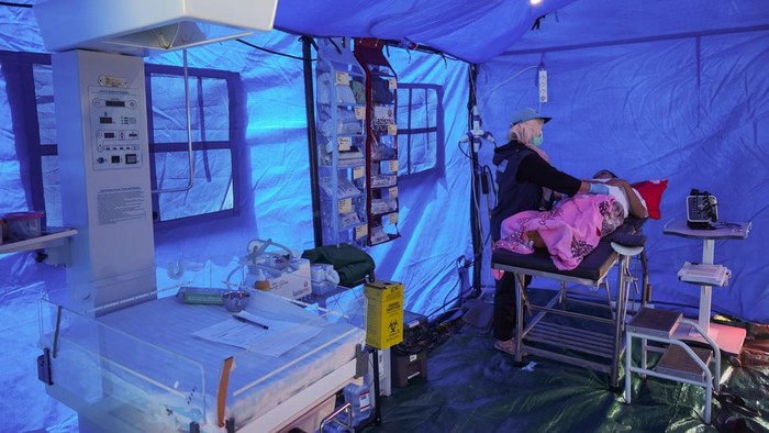 Petugas medis dari Emergency Medical Team (EMT) Muhammadiyah memeriksa pasien di Rumah Sakit Lapangan di Dampek, Lamba Leda Utara, Manggarai Timur, Nusa Tenggara Timur (NTT), Jumat (28/8/2026). Rumah Sakit Lapangan Muhammadiyah type 1 fixed berstandar WHO akan beroperasi melayani masyarakat terdampak gempa NTT hingga 22 September 2026. ANTARA FOTO/Hendra Nurdiyansyah/bar