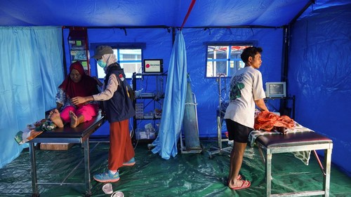 Petugas medis dari Emergency Medical Team (EMT) Muhammadiyah memeriksa pasien di Rumah Sakit Lapangan di Dampek, Lamba Leda Utara, Manggarai Timur, Nusa Tenggara Timur (NTT), Jumat (28/8/2026). Rumah Sakit Lapangan Muhammadiyah type 1 fixed berstandar WHO akan beroperasi melayani masyarakat terdampak gempa NTT hingga 22 September 2026. ANTARA FOTO/Hendra Nurdiyansyah/bar