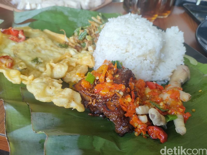 Sajian di Kp Edo, rumah makan legendaris yang ada di Garut. Sajian di Kp Edo, rumah makan legendaris yang ada di Garut.