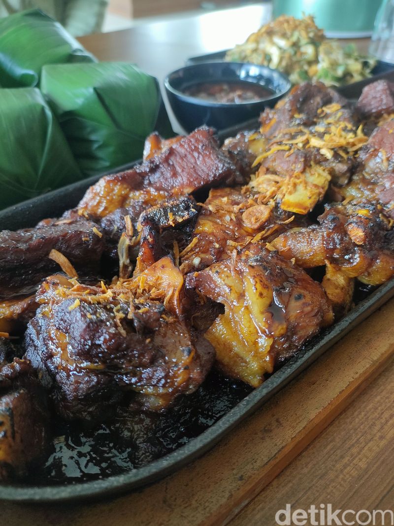 Sajian di Kp Edo, rumah makan legendaris yang ada di Garut. Sajian di Kp Edo, rumah makan legendaris yang ada di Garut.