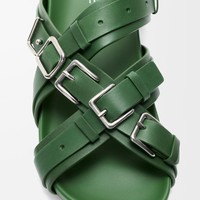 Loewe Punya Cara Unik Pamer Logo, Nama Brand Dibentuk dari Buckle Sandal
