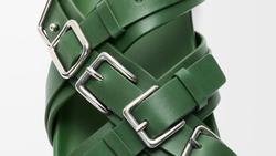 Loewe Punya Cara Unik Pamer Logo, Nama Brand Dibentuk dari Buckle Sandal