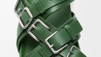 Loewe Punya Cara Unik Pamer Logo, Nama Brand Dibentuk dari Buckle Sandal