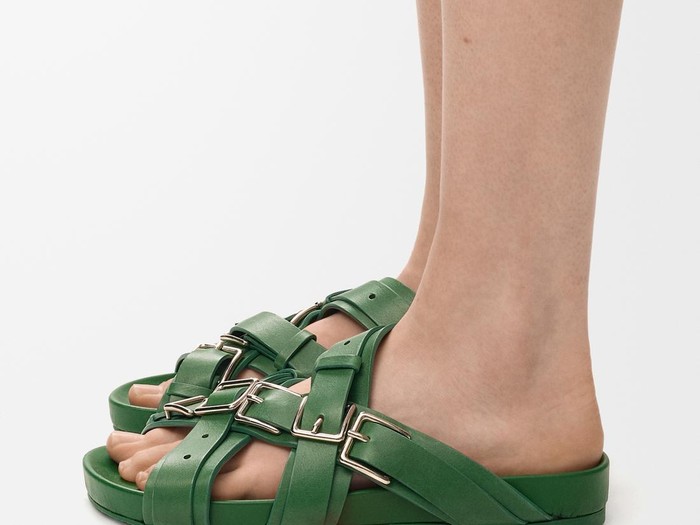 Rumah mode asal Spanyol ini menghadirkan sandal yang menjadikan nama brand sebagai bagian dari desain melalui deretan buckle logam berukuran besar.
