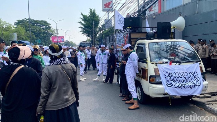 Sebagian ruas Jalan Soekarno Hatta Bandung tertutup massa aksi damai Bela Al-Quran.