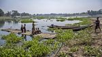 Sejak 1990, Rakit Jadi Andalan Warga Sebrangi Waduk Saguling