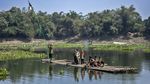 Sejak 1990, Rakit Jadi Andalan Warga Sebrangi Waduk Saguling