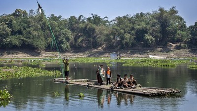 Sejak 1990, Rakit Jadi Andalan Warga Sebrangi Waduk Saguling