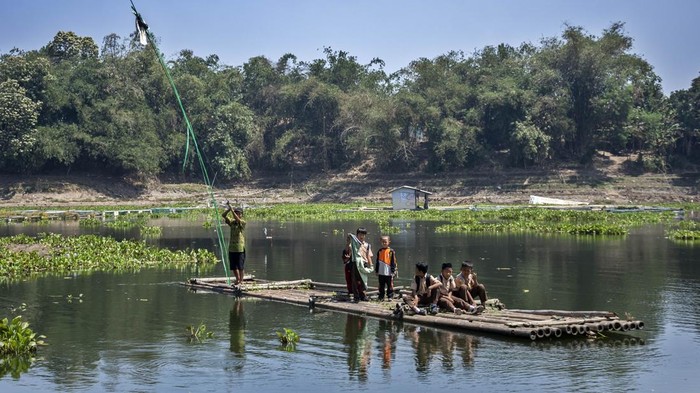 Sejumlah siswa SDN Budiharja menyeberangi perairan Waduk Saguling menggunakan rakit di Cililin, Kabupaten Bandung Barat, Jawa Barat, Jumat (28/8/2026). Sejumlah siswa dan warga dari Kampung Sadang serta Kampung Gombong sejak tahun 1990 terpaksa menyeberangi perairan Waduk Saguling menggunakan rakit atau perahu untuk sekolah serta beraktivitas sehari-hari guna memangkas waktu perjalanan menjadi 10 menit dibandingkan dengan jalur darat yang mencapai 30 menit hingga satu jam. ANTARA FOTO/Abdan Syakura/bar