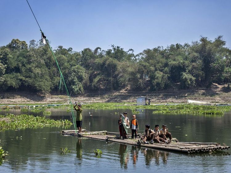 Sejak 1990, Rakit Jadi Andalan Warga Sebrangi Waduk Saguling