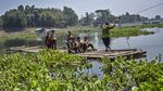Sejak 1990, Rakit Jadi Andalan Warga Sebrangi Waduk Saguling
