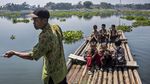 Sejak 1990, Rakit Jadi Andalan Warga Sebrangi Waduk Saguling