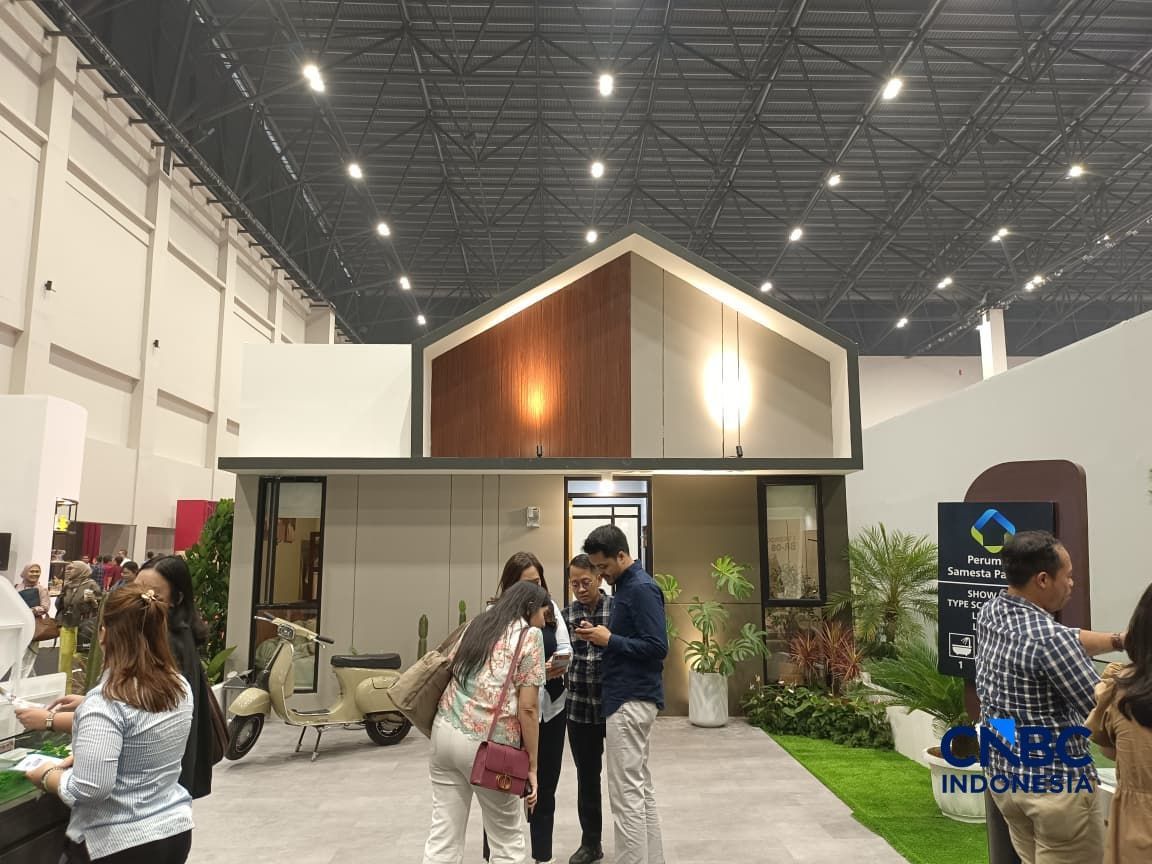Sejumlah pengunjung memadati booth Perumnas Samesta Parayasa yang dipamerkan dalam Danantara Housing Expo, Tangerang, Jumat (28/8/2026). (CNBC Indonesia/Martyasari Rizky)