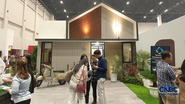 Sejumlah pengunjung memadati booth Perumnas Samesta Parayasa yang dipamerkan dalam Danantara Housing Expo, Tangerang, Jumat (28/8/2026). Sejumlah pengunjung memadati booth Perumnas Samesta Parayasa yang dipamerkan dalam Danantara Housing Expo, Tangerang, Jumat (28/8/2026). (CNBC Indonesia/Martyasari Rizky)