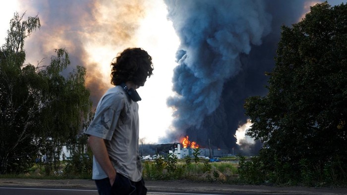 Kerusakan di Kyiv, ibu kota Ukraina akibat serangan rudal Rusia (Foto: REUTERS/Valentyn Ogirenko)