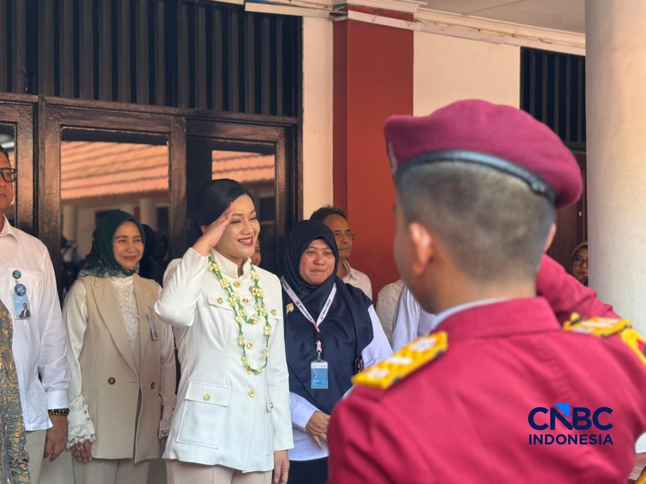 Seremoni Puncak Hari Indonesia Menabung dihadiri Ketua Dewan Komisioner OJK Friderica Widyasari Dewi, di SMRA 13 Bekasi, Kota Bekasi, Jumat, (28/8/2026). Seremoni Puncak Hari Indonesia Menabung dihadiri Ketua Dewan Komisioner OJK Friderica Widyasari Dewi, di SMRA 13 Bekasi, Kota Bekasi, Jumat, (28/8/2026). (CNBC Indonesia/Mentari Puspadini)