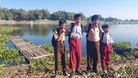 Setiap pergi dan pulang sekolah, rakit dikemudikan oleh beberapa orang dewasa dengan mengantar dan menjemput para murid SDN Budiharja.
