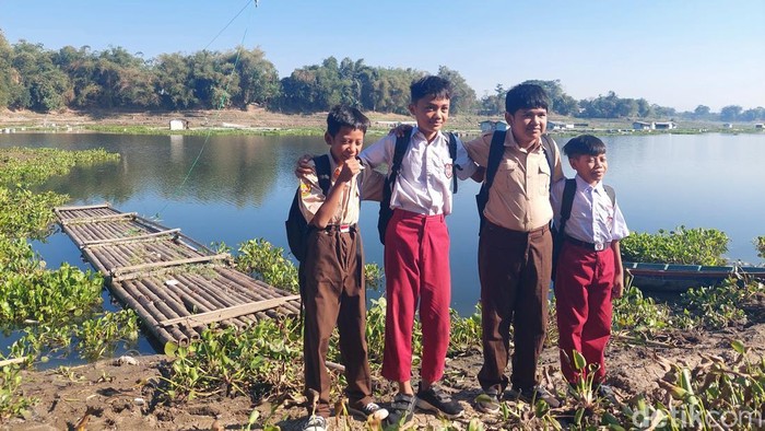 Siswa Bandung Barat menggunakan rakit demi bisa sekolah.
