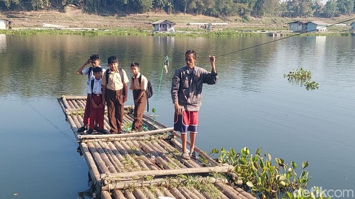Siswa Bandung Barat menggunakan rakit demi bisa sekolah.