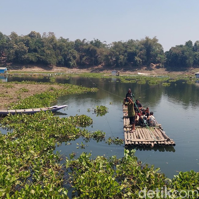 Potret Bocah di Pelosok KBB Seberangi Waduk Saguling demi Pendidikan