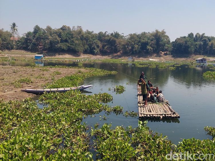 Potret Bocah di Pelosok KBB Seberangi Waduk Saguling demi Pendidikan