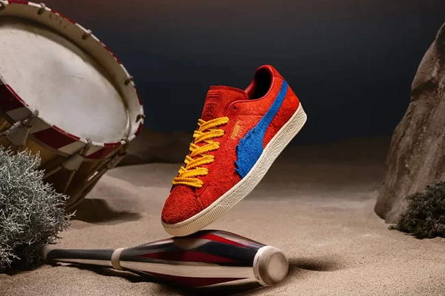 Pada 2024, Puma meluncurkan sneakers klasik dalam empat model, terinspirasi dari ‘Four Emperors of the Sea’; karakter kaisar laut di cerita One Piece. Salah satu yang paling mencuri perhatian adalah versi Buggy, berbahan suede dengan warna merah-biru-kuning. Foto: Dok. Brand