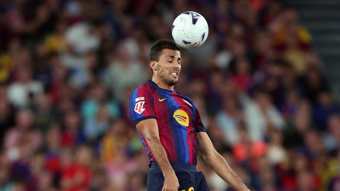 Soccer Football - LaLiga - FC Barcelona v Athletic Club - Spotify Camp Nou, Barcelona, Spain - August 27, 2026 FC Barcelonas Rodri in action with Athletic Clubs Oihan Sancet REUTERS/Bruna Casas