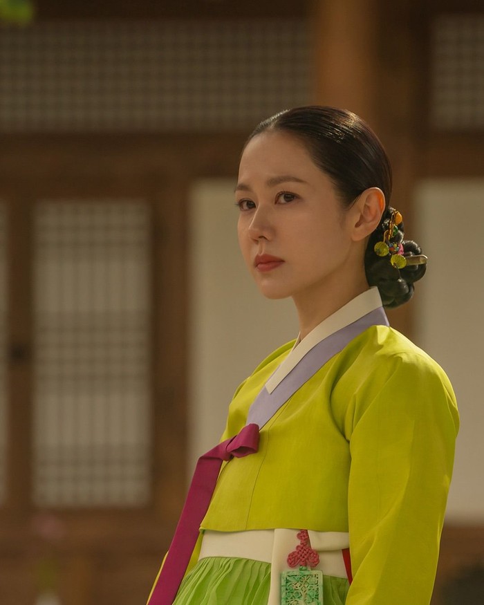 Penampilan Son Ye Jin sebagai Lady Cho di drama Korea Netflix terbaru 2026 The Scandal.