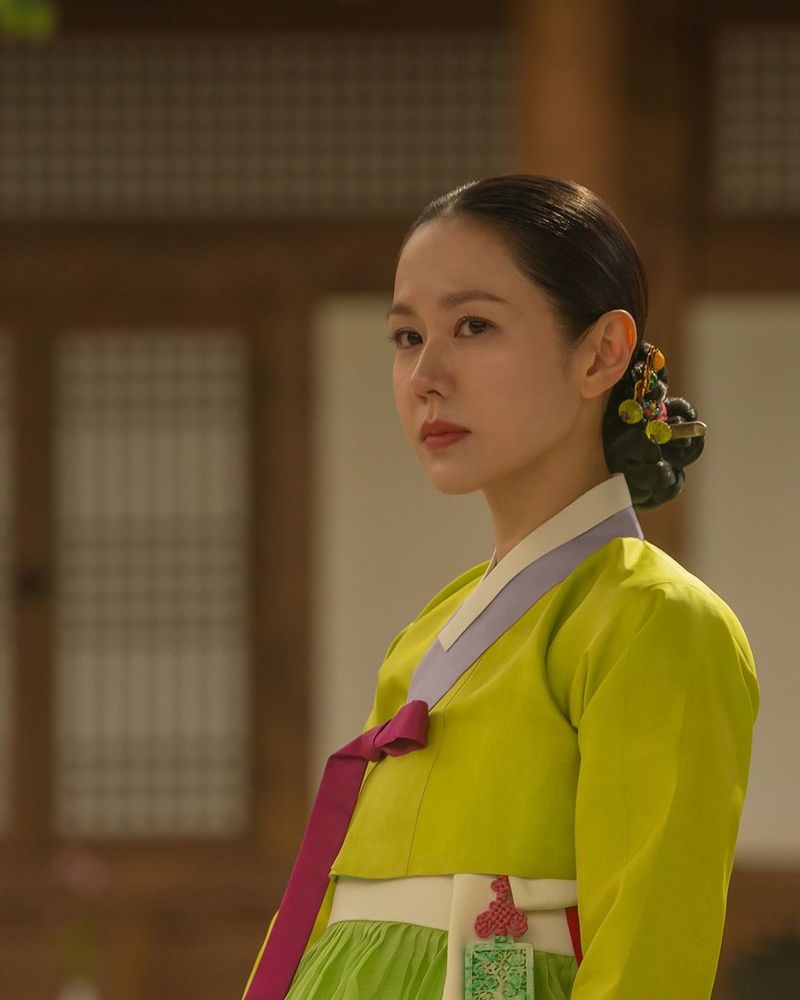 Son Ye Jin Penampilan Son Ye Jin sebagai Lady Cho di drama Korea Netflix terbaru 2026 The Scandal.